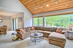 TV, fireplace, music library - Cozy Lincoln Condo ~ 1 Mi to Loon Mountain! (Lincoln)