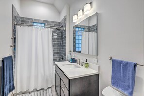 Free toiletries, hair dryer, towels - Milwaukee Home < Half Mi to Lake Michigan! (Milwaukee)