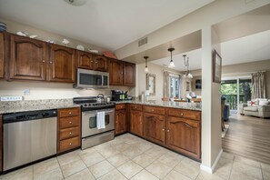 冷蔵庫、電子レンジ、コンロ、食器洗い機