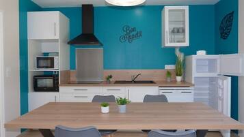 Refrigerador, microondas, horno, placa de cocina