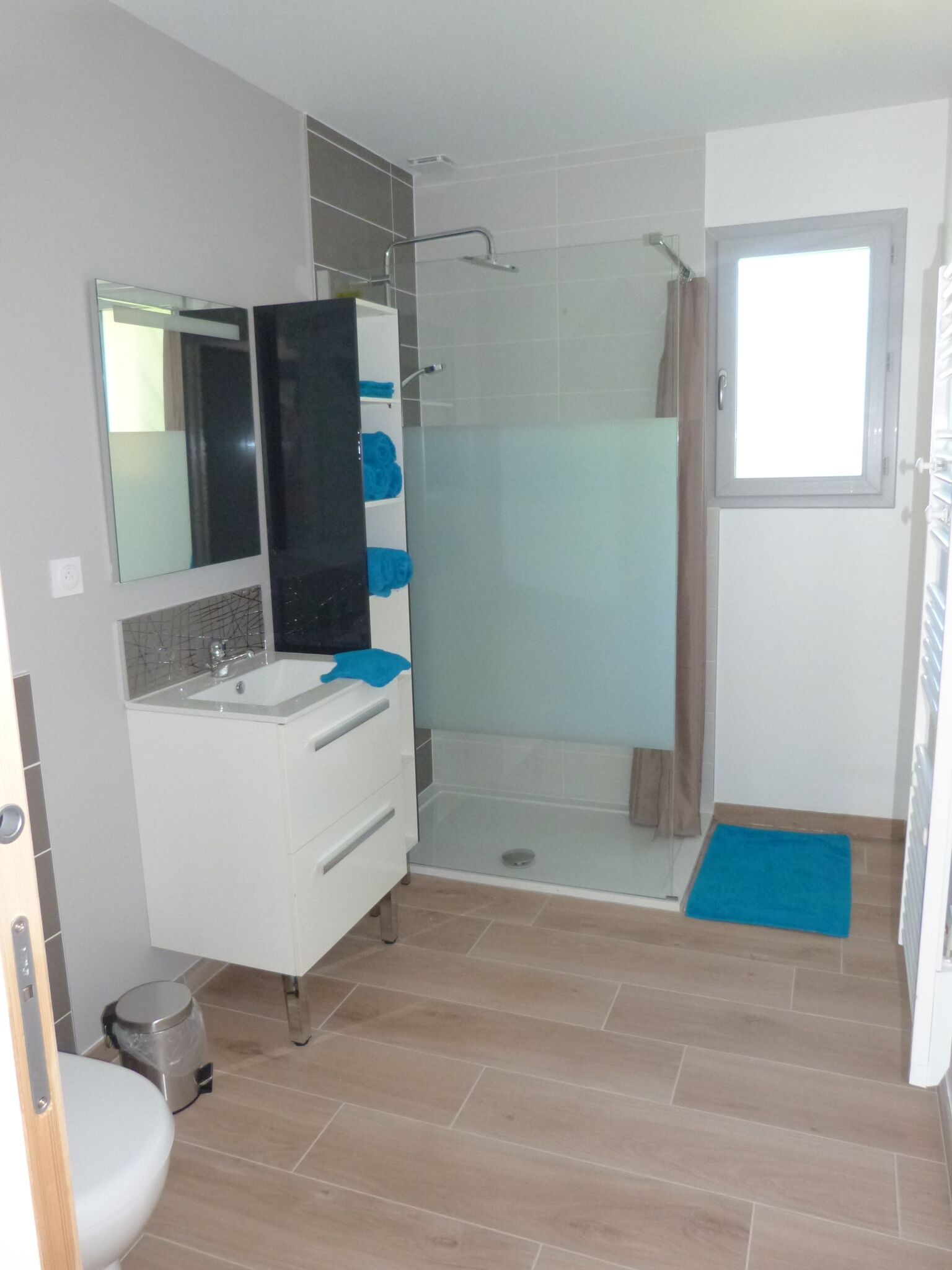 Une salle de bain avec une douche, un lavabo et des toilettes.