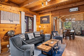 Smart TV, fireplace, video games, books - Spacious, Modern Mountain Cabin with Hot Tub (Running Springs)
