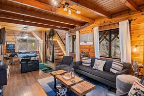Smart TV, fireplace, video games, books - Spacious, Modern Mountain Cabin with Hot Tub (Running Springs)