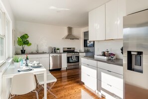 Fridge, microwave, oven, stovetop - 🌞Sunny house with♨️hot tub near🌲Stanford (Redwood City)