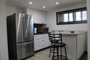 ثلاجة، ميكروويف، فرن، موقد طهي مسطح