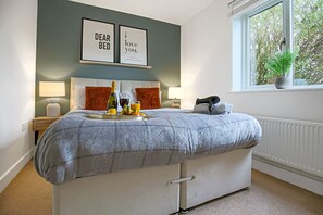 2 soverom, skrivebord, strykejern/-brett og reiseseng for barn