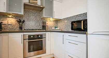 Stylish Flat • Free Parking • Balcony • Sky TV