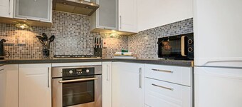 Stylish Flat • Free Parking • Balcony • Sky TV