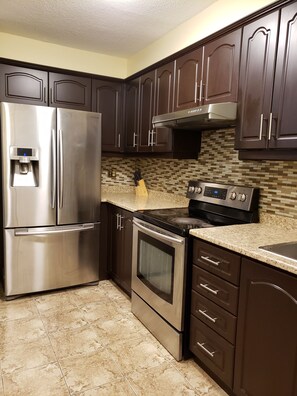 Kühlschrank, Mikrowelle, Ofen, Geschirrspüler