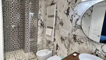 Een douche, een haardroger, een bidet, handdoeken