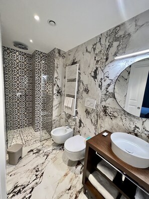 Ducha, secador de pelo, bidet, toallas