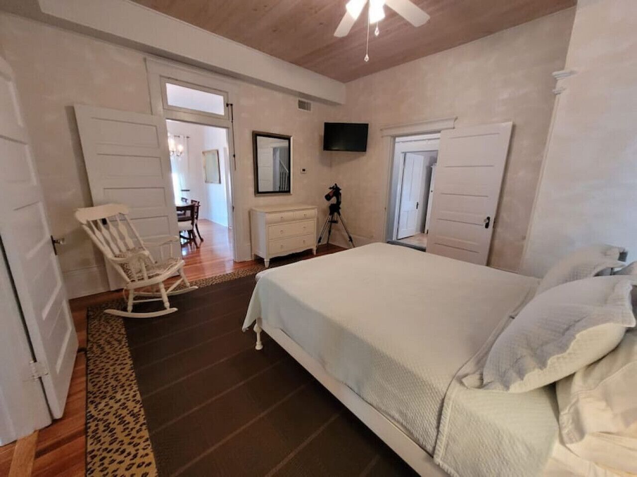 2 bedrooms, desk, iron/ironing board, travel crib