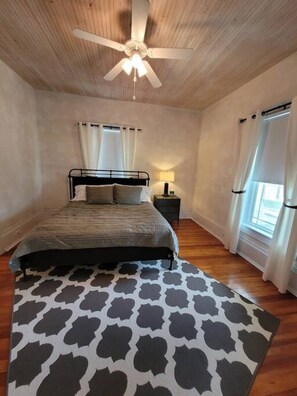 2 habitaciones, escritorio y tabla de planchar con plancha 