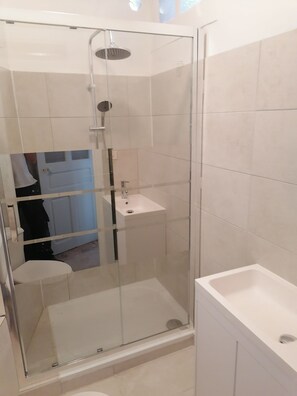 Comfort Double Room | Bathroom | Shower, rainfall showerhead, hair dryer, towels - L'Ancien Poste (Senergues)