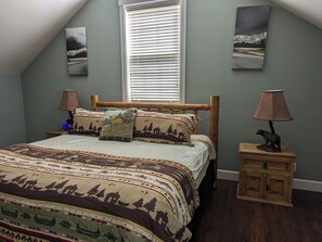 3 bedrooms, desk, iron/ironing board, travel cot