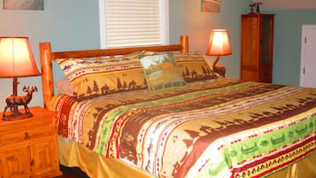 3 habitaciones, escritorio y tabla de planchar con plancha