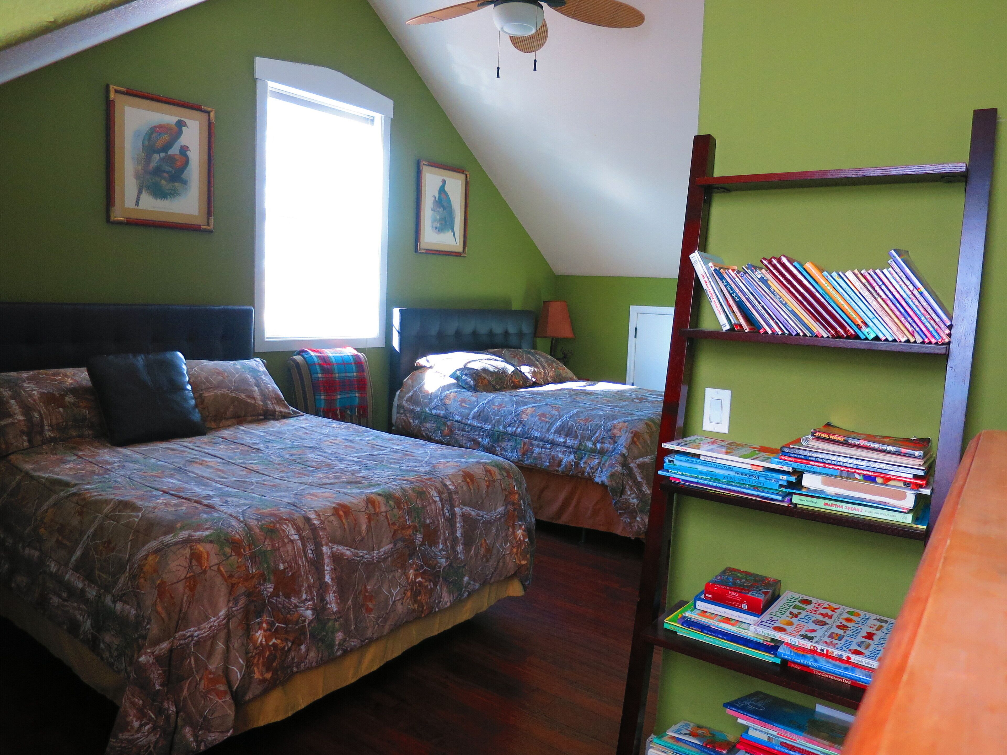 3 bedrooms, desk, iron/ironing board, travel crib