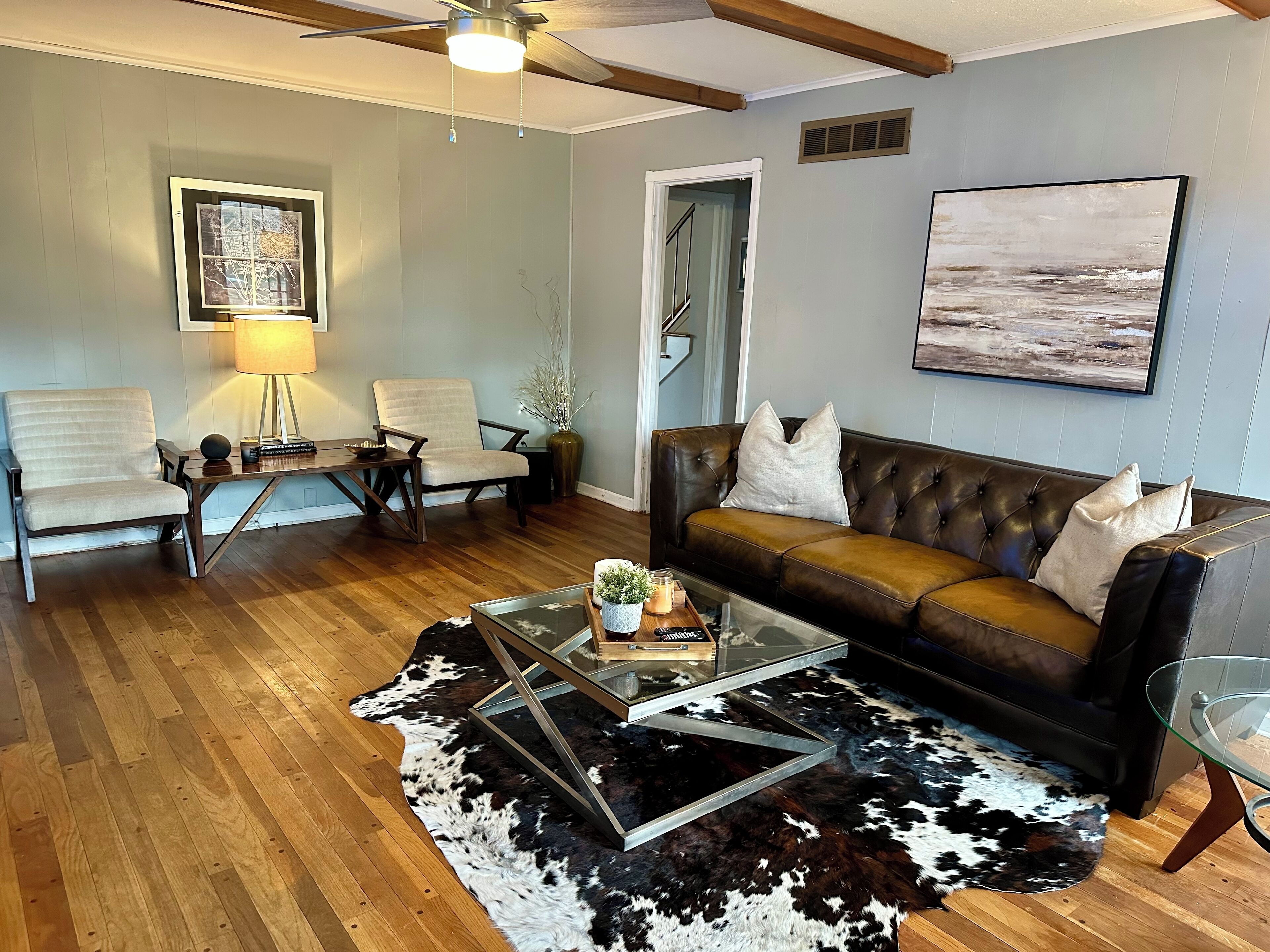 Smart-tv, een open haard, videospelletjes en een dvd-speler