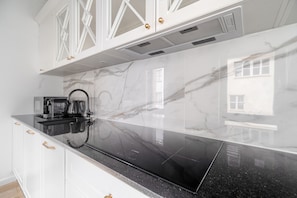 Fridge, microwave, stovetop, dishwasher