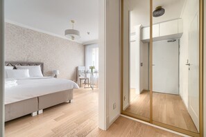 Tabla de planchar con plancha, wifi gratis, ropa de cama