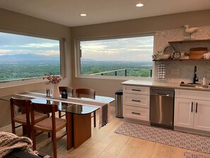 Fridge, microwave, oven, stovetop - Cliffside haven to take your breath away! (Holladay)