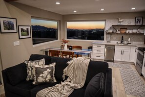 智能电视、壁炉、书