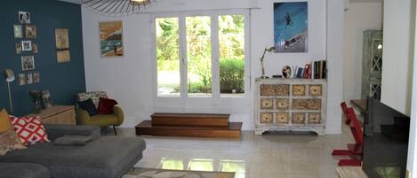 Una Smart TV, libros