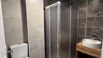 Economy Double Room | Bathroom