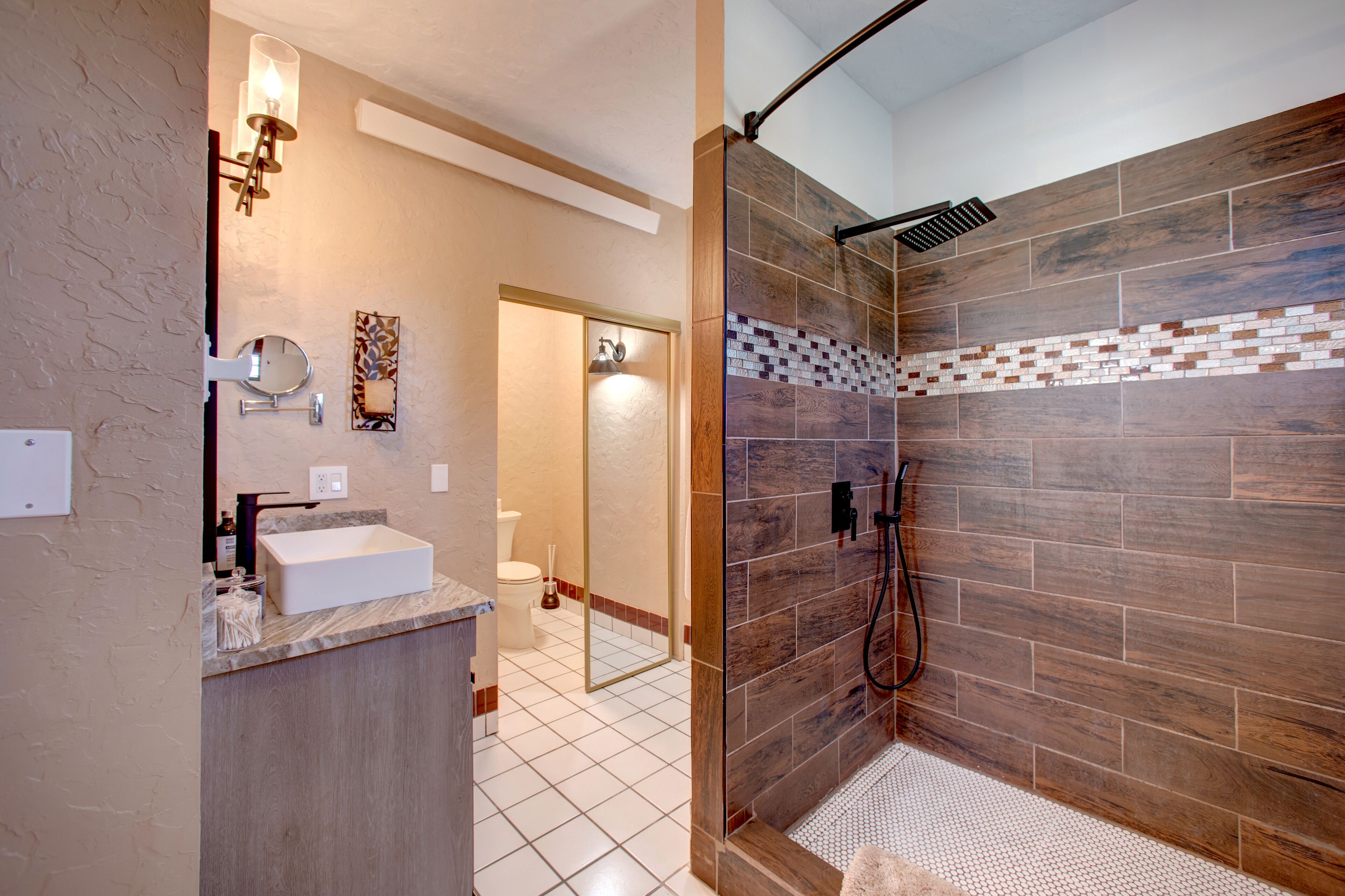 Ensemble douche/baignoire, sèche-cheveux, serviettes fournies, savon