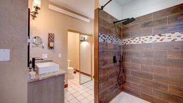 Ensemble douche/baignoire, sèche-cheveux, serviettes fournies, savon