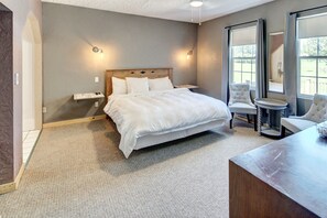 1 dormitori, escriptori, cortines opaques i planxa i posts de planxar 