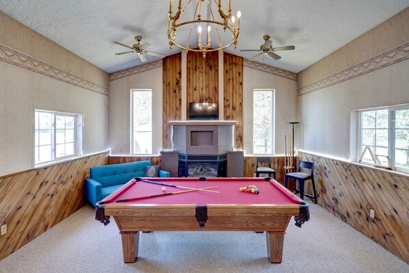 Game room - Suite102 "The Imperial Eagle" (Custer)