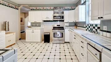 Kylskåp, mikrovågsugn, ugn och spishäll