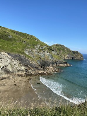 Beach nearby, sun-loungers - Idyllic Cornish lodge (Bossiney)
