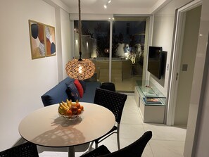 Apartamento Signature | Zona de estar | Televisión LCD de 42 pulgadas con canales digitales