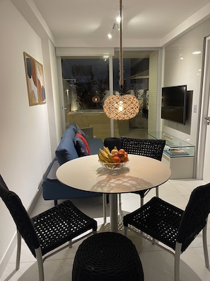 Appartement Signature | Aire de séjour | Téléviseur ACL de 42 po avec télévision numérique