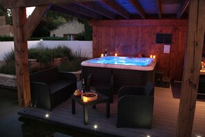 Outdoor spa tub