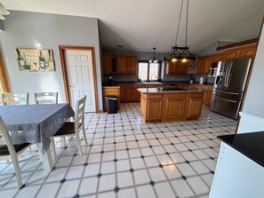 KĂŒhlschrank, Mikrowelle, Ofen, Herdplatte