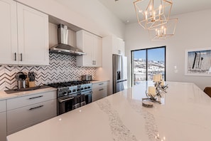 Fridge, microwave, oven, stovetop - New home, Min away from Downtown! Long term rentals available!  (Steamboat Springs)
