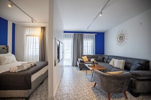 Sea View Apartment with Balcony | 1 Schlafzimmer, Zimmersafe, Verdunkelungsvorhänge, Bügeleisen/Bügelbrett