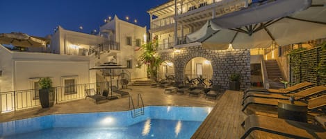 Seasonal outdoor pool, pool umbrellas, sun loungers