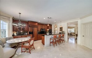 雪櫃、微波爐、焗爐、爐具