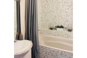 Baignoire, serviettes fournies, papier toilette