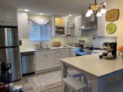 Super clean Home, Hot Tub & Walk to Downtown Low FEES A+ Reviews