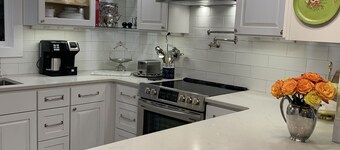 Super clean Home, Hot Tub & Walk to Downtown Low FEES A+ Reviews