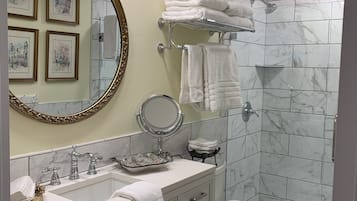 Ducha, secador de pelo, bidé y toallas