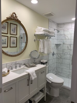 Douche, sèche-cheveux, bidet, serviettes fournies