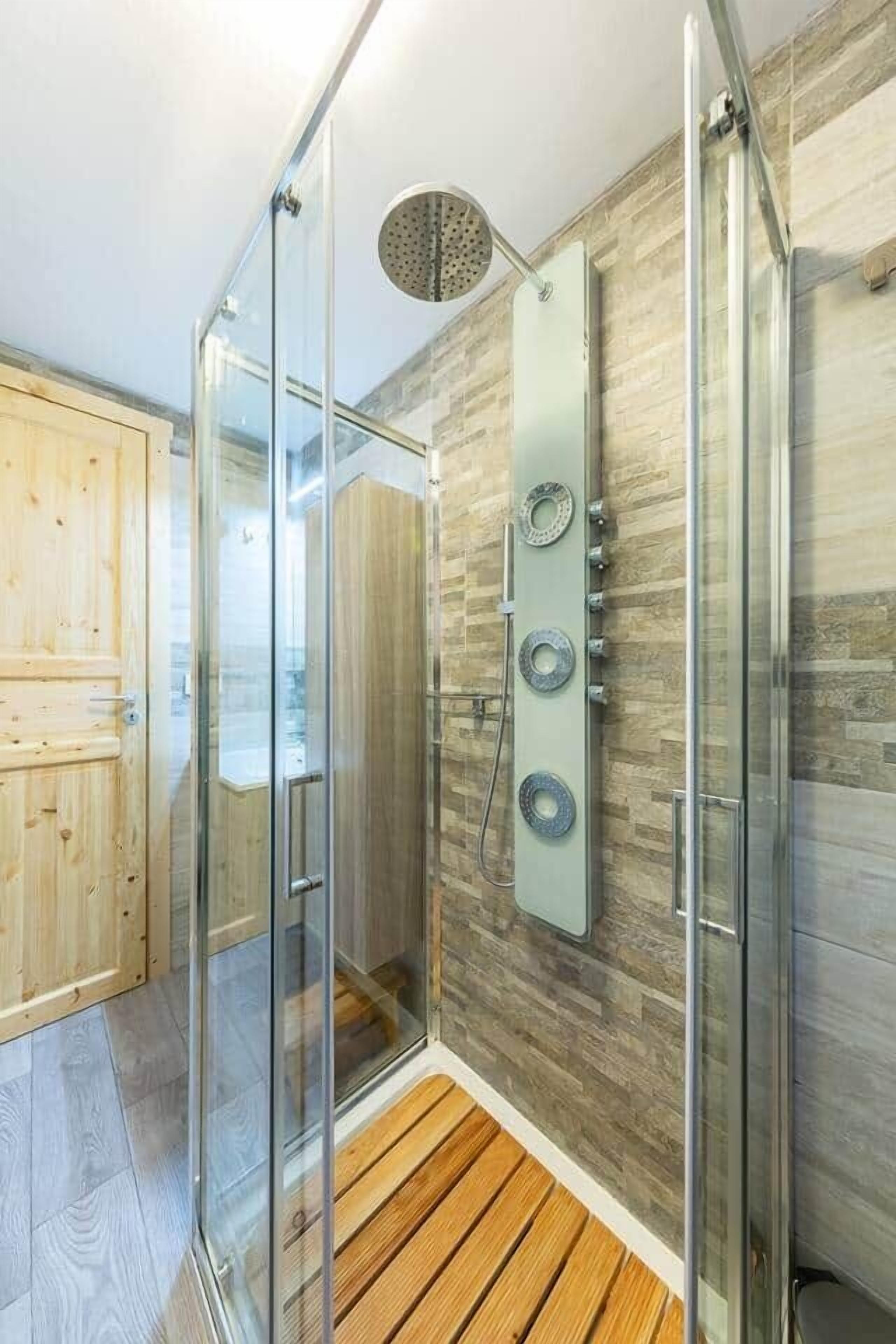 Shower, hair dryer, bidet, towels