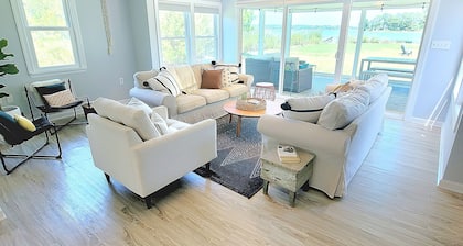 WATERFRONT!! **HOT TUB** 3 bedroom Oasis on 2+ acres - Sleeps 8