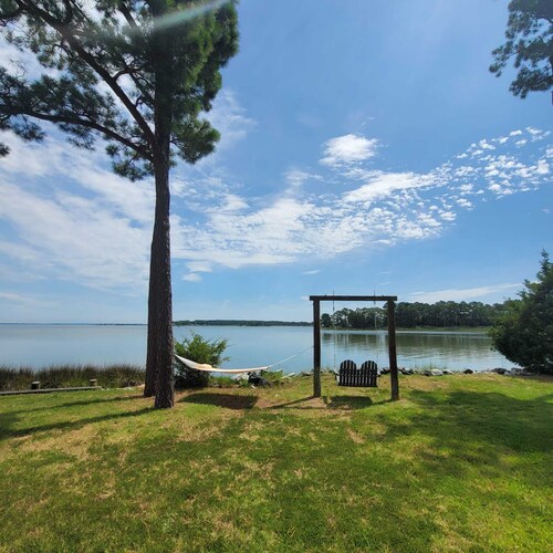 WATERFRONT!! **HOT TUB**  3 bedroom Oasis on 2+ acres - Sleeps 8